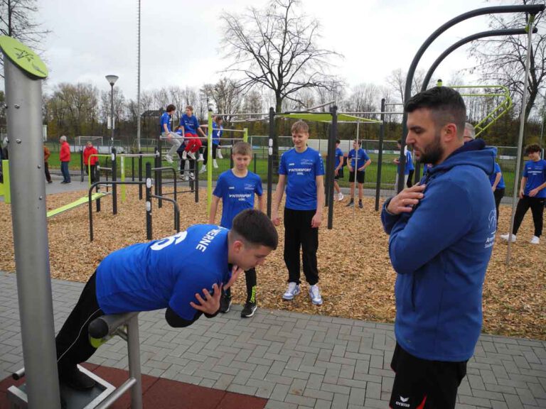 Die Schülerinnen und Schüler zeigten den anwesenden Gästen unter Anleitung ihres Sportlehrers Florian Warias, wie Calistenics trainiert wird. Fotos: Klaus Brüggemann