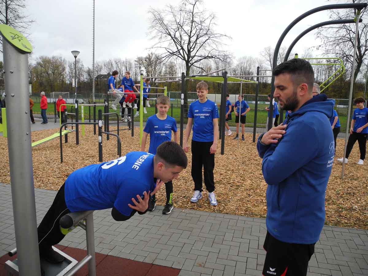 Die Schülerinnen und Schüler zeigten den anwesenden Gästen unter Anleitung ihres Sportlehrers Florian Warias, wie Calistenics trainiert wird. Fotos: Klaus Brüggemann