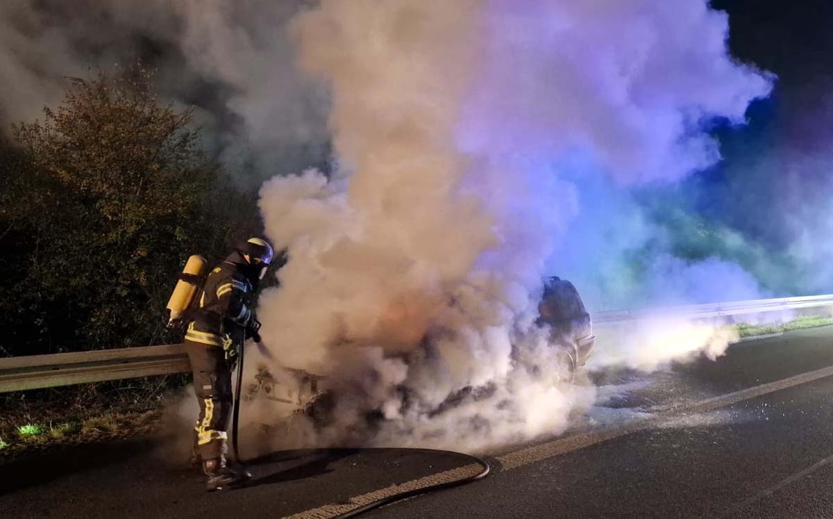 Der Pkw brannte in voller Ausdehnung. Eine Person befand sich aber nicht mehr im Fahrzeug. Foto: FFW