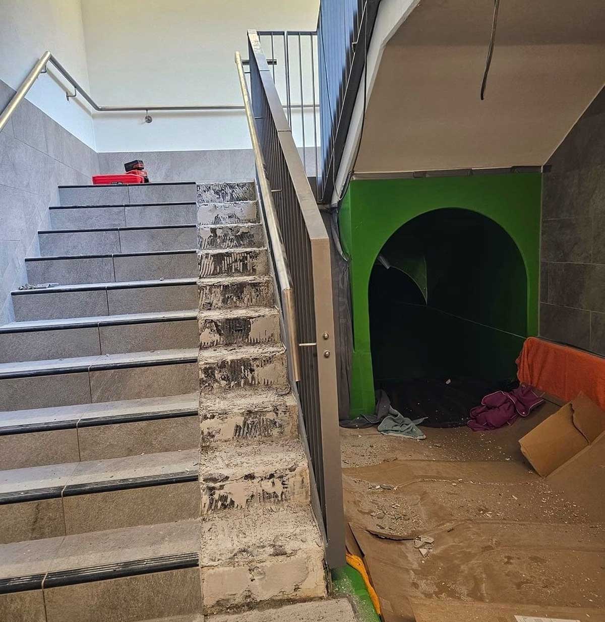 Die Arbeiten am Treppenhaus zur Rutsche sind inzwischen so gut wie abgeschlossen. Foto: Solebad Werne
