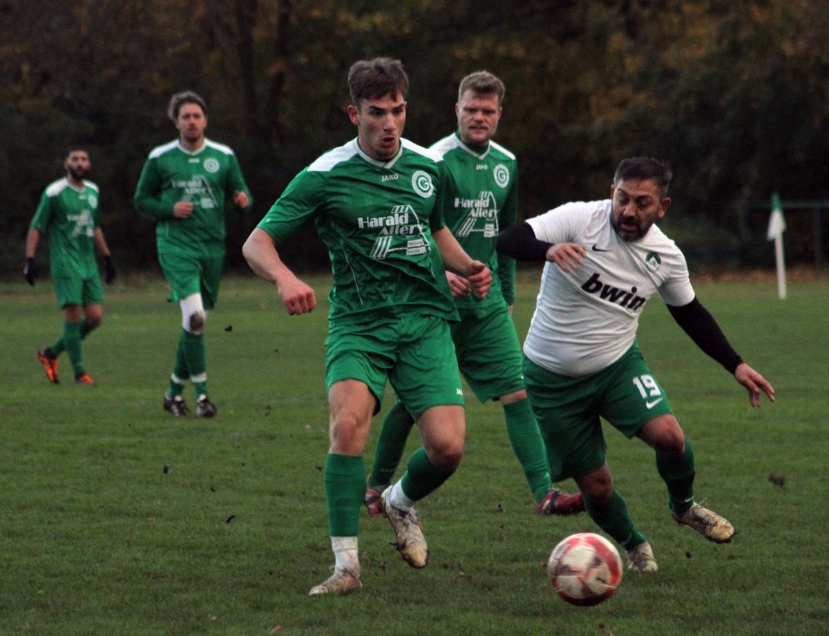 Stockums Necati Bacak (rechts) setzt sich in dieser Szene gegen einen Lohauserholzer Abwehrspieler durch. Foto: Timo Wagner