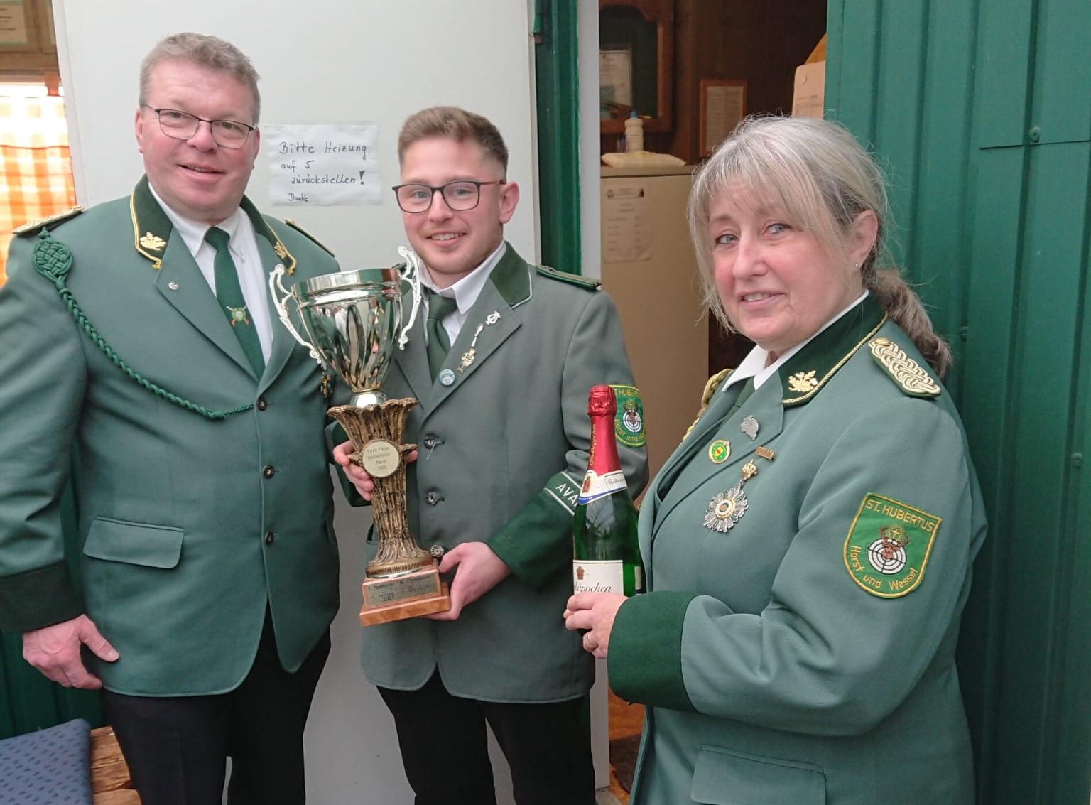 Aus den Händen der Vorstandsmitglieder Anke Havers und Thomas Hagenkötter bekam Luis Hövel den begehrten Pokal. Foto: privat