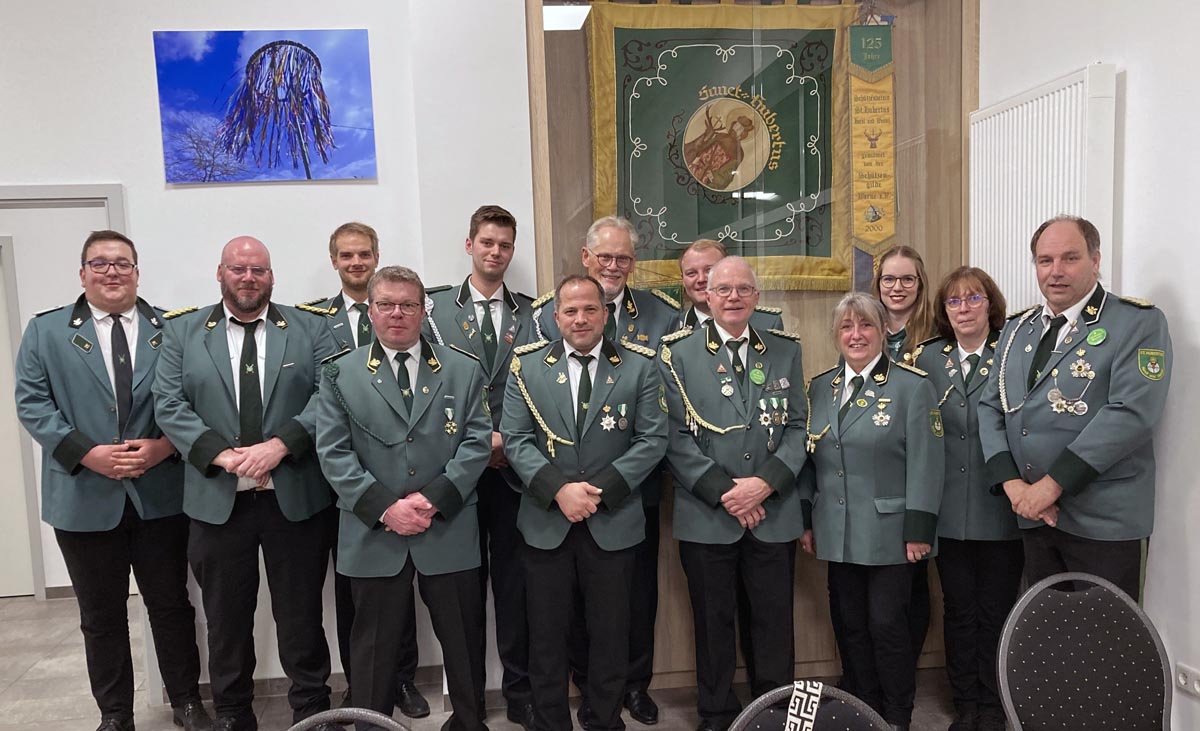Das Bild zeigt den aktuellen Vorstand vor dem neuen Fahnenschrank im Dorfgemeinschaftshaus in Horst. Foto: privat