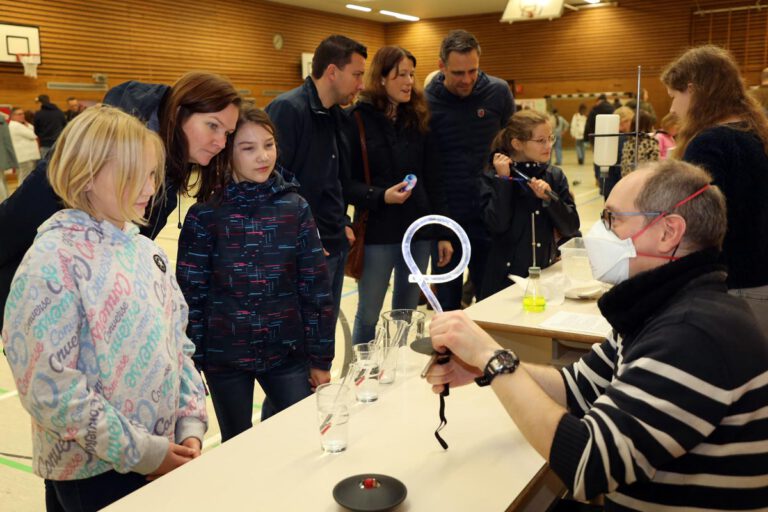 Pauline Bömken (1. von links) war ganz fasziniert von Physik und Chemie an der weiterführenden Schule. Fotos: Isabel Schütte