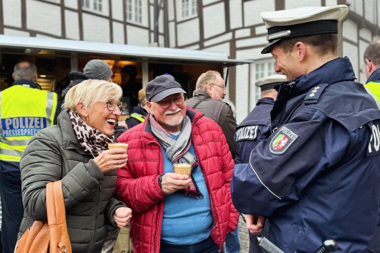 Dank der Aktion kamen Polizeibeamte entspannter mit den Bürgerinnen und Bürgern in Werne ins Gespräch. Foto: Polizei Unna