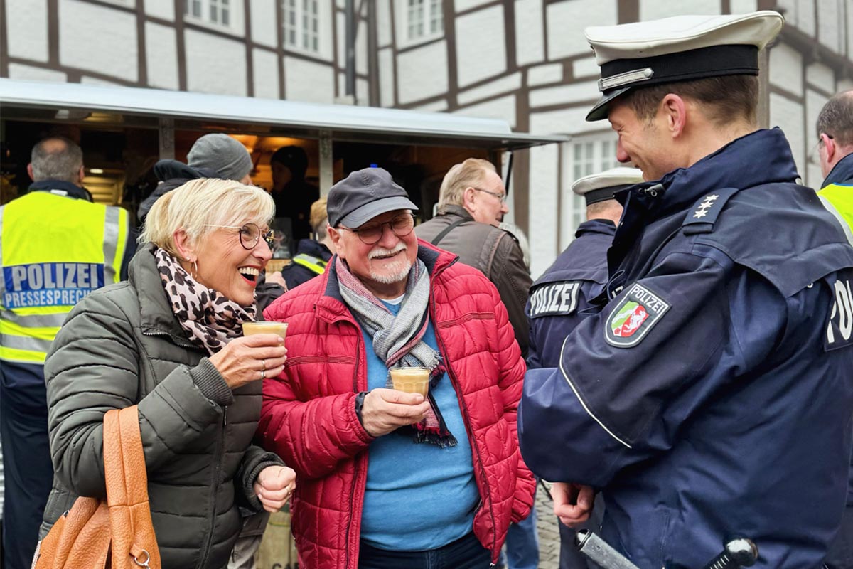 Dank der Aktion kamen Polizeibeamte entspannter mit den Bürgerinnen und Bürgern in Werne ins Gespräch. Foto: Polizei Unna