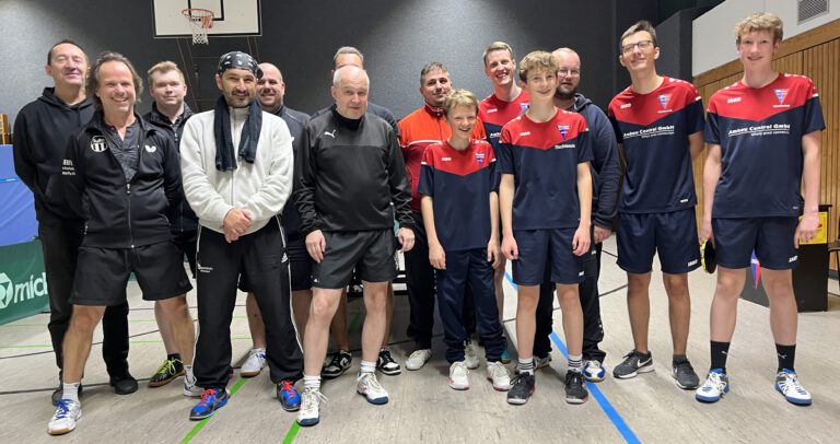 Beteiligte Akteure stellten sich vor dem Spitzenduell in der 1. Bezirksliga 3 dem Fotografen (von rechts): Lino Sonnen, Lucas Bröcker, Matthias Holtmann, Jan von Frantzius, Moritz Overhage, Jakob Kuchler, Lino de Almeida (alle WSC), Thomas Weritz (vor dem verdeckten Angelo Gunia), Sebastian Neugebauer, Marko Gunia, Marvin Stewing, Thomas Lorey und der Kapitän Marek Wollny (alle TuRa). Foto: juef