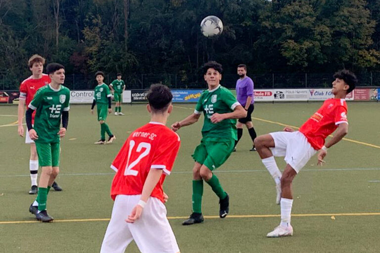 Mit 5:0 siegten die C-Junioren des Werner SC (rote Trikots) im letzten Spiel der Qualifikationsrunde gegen SG Selm. Aaron Mathew (r.) versucht hier, an den Ball zu kommen. Foto: WSC