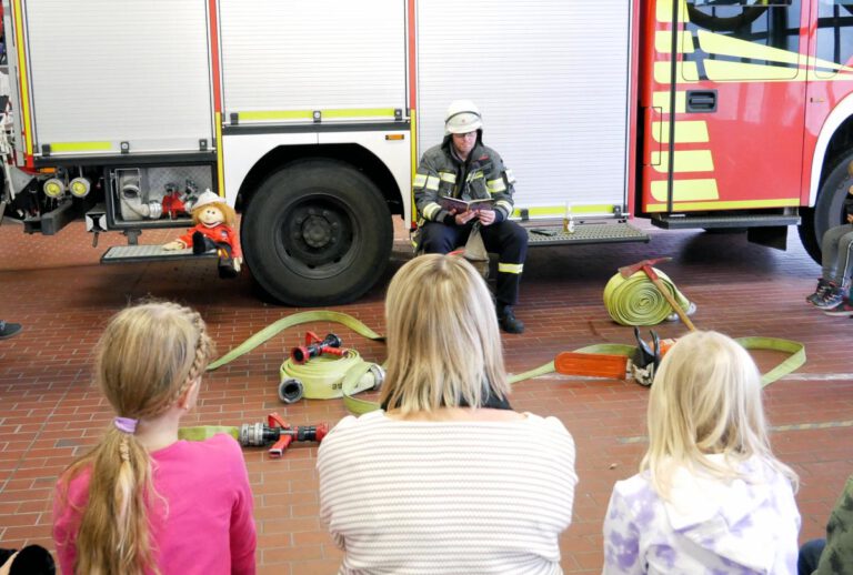 Auch die Freiwillige Feuerwehr Werne beteiligt sich wieder am Vorlesetag. Archivfoto: Gaby Brüggemann