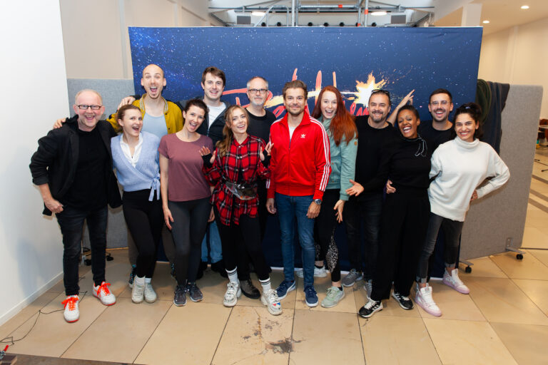 Gil Mehmert aus Werne (hinten Mitte, mit Brille), hier bei einer Solistenprobe, führt bei dem mit Spannung erwarteten Chormusical Regie. Fotos: "Stiftung Creative Kirche"
