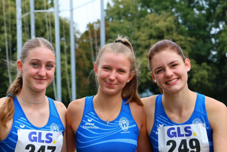Charlotte Görz (mitte) jubelte im September über den dritten Platz bei den Deutschen Jugendmeisterschaften im Mehrkampf in Hannover. Nun erhält sie die Sportplakette der Stadt Werne für diese herausragende Leistung und steht zur Wahl als Sportlerin des Jahres 2023 in Werne. Foto: Archiv