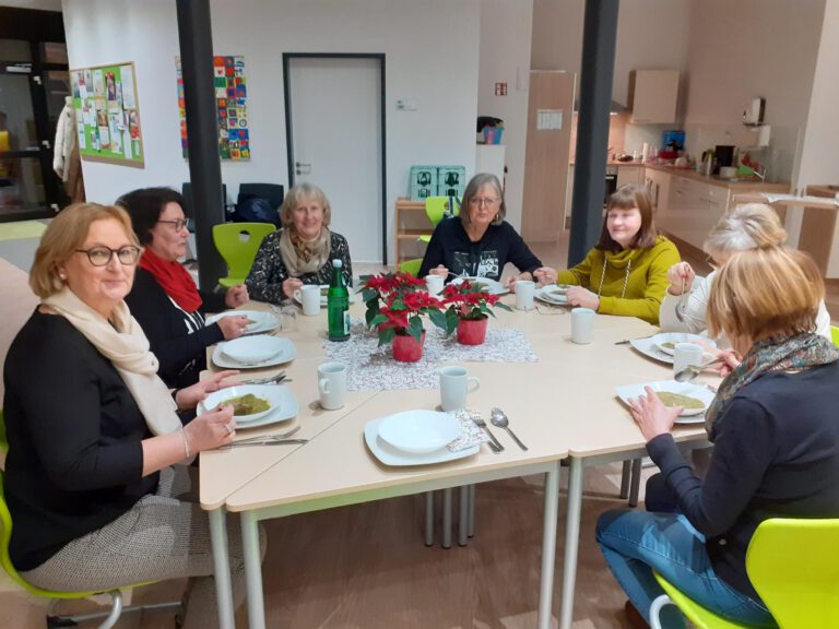Über den Erfolg des Netz-Cafés freuten sich die Macherinnen um Maria-Elisabeth Lang und Bettina Stilter bei einer kleinen Weihnachtsfeier. Foto: privat