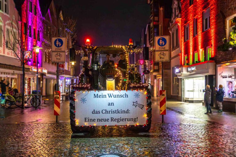 Bei der Lichterfahrt 2023 „Ein Funken Hoffnung“ wurde es schon sehr politisch. Ihren Protest gegen die Bundesregierung setzen die Landwirte am kommenden Montag (8. Januar 2024) fort. Foto: Frank Held Photography