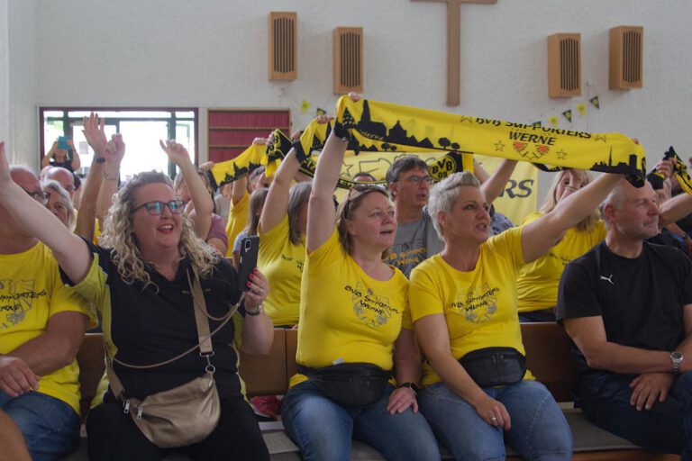 So fröhlich wie beim Eröffnungsgottesdienst zum BVB-Fantreffen sind Gottesdienstbesucher nicht sehr oft. Foto: Steinmüller