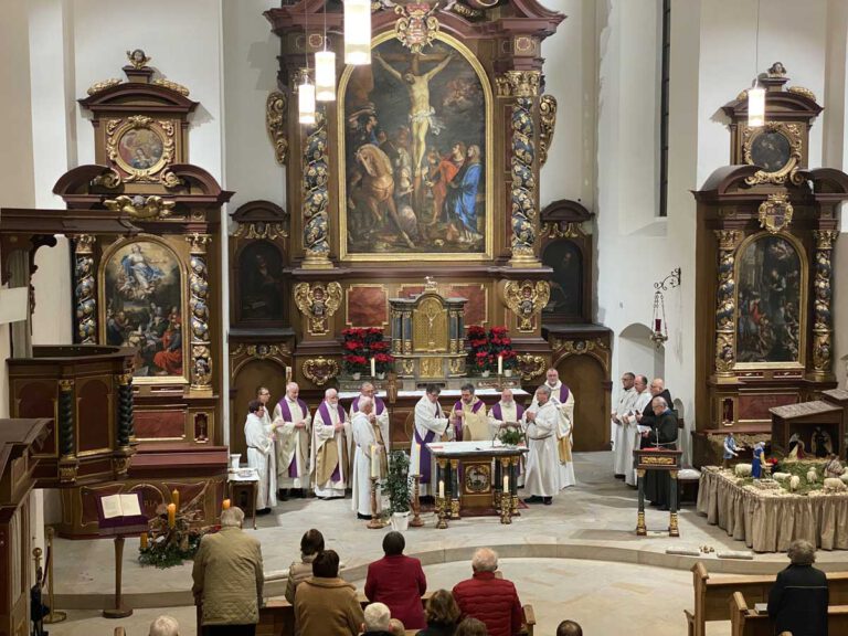 Zum 350. Jahrestag des Einzugs der Kapuziner in das Kloster an der Südmauer wurde eine festliche Eucharistiefeier in der Klosterkirche zelebriert. Fotos: Schwarze