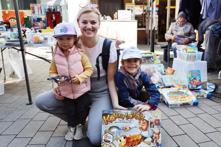 Auf Schnäppchenjagd beim Flohmarkt in Werne ging auch diese Familie. Foto: Isabell Schütte