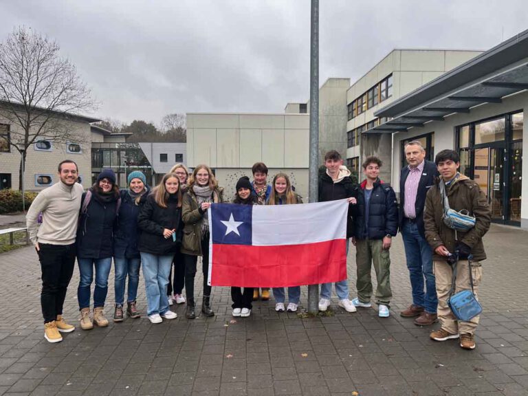 Auf dem Foto sind (von links) Jan Weseloh, Laura Parthe und Kaja Bork vom Team der Europaschule sowie Schulleiter Marcel Damberg (2. von rechts). Dazwischen die deutschen Schülerinnen und Schüler Laureen, Pia und Christian mit ihren Austauschpartnerinnen und -partnern. Foto: privat
