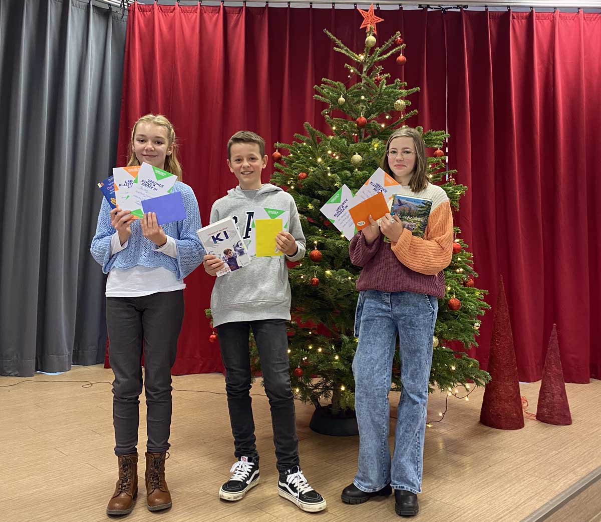 Lea Kraß (6b) und Zoe Steinbach (6b) mussten Sieger Erik Hase beim Vorlesewettbewerb den Vortritt lassen. Foto: privat