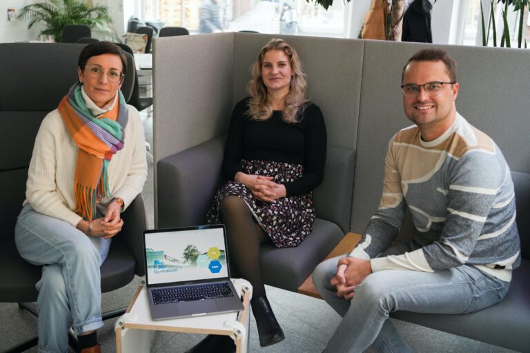Das AFG um Jil Högele (links) hat zusammen mit BTW Marketing (rechts Geschäftsführer Michael Siegeroth) eine neue Schul-Homepage erstellt. Foto: Trawinski