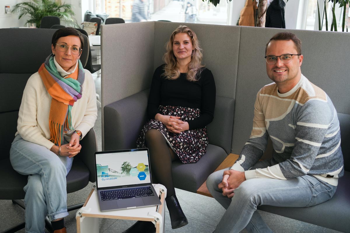 Das AFG um Jil Högele (links) hat zusammen mit BTW Marketing (rechts Geschäftsführer Michael Siegeroth) eine neue Schul-Homepage erstellt. Foto: Trawinski