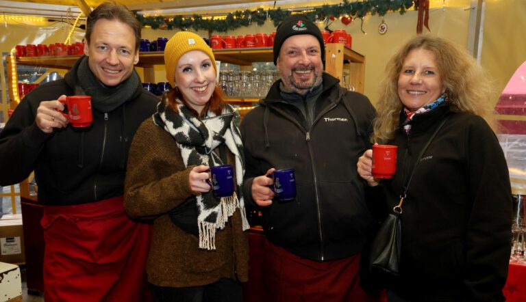 Vielseitiger Adventsmarkt lockt viele Interessierte zur Freilichtbühne