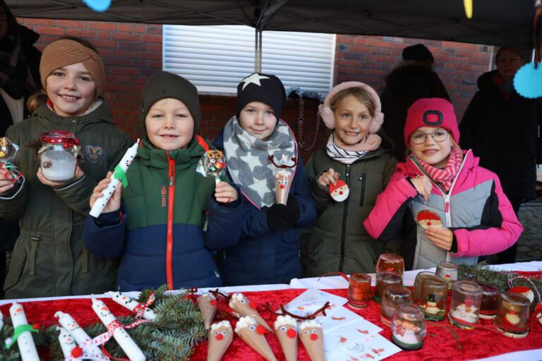 Mit viel Programm und Angeboten war der Weihnachtsbasar in Herbern wieder ein großer Erfolg. Fotos: Isabel Schütte