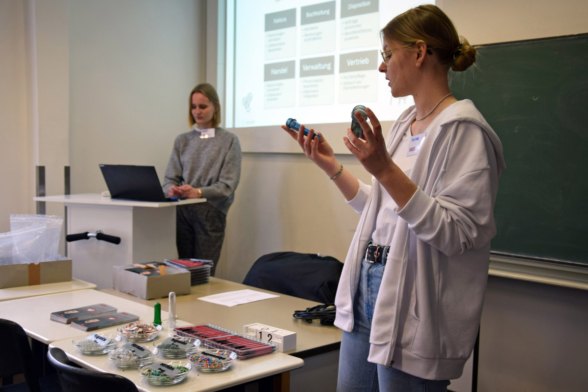 Bei den Azubis von RCS gab es das Unternehmen zum Anfassen mit PET-Flakes und Regranulat. Fotos: WFG, Anita Lehrke