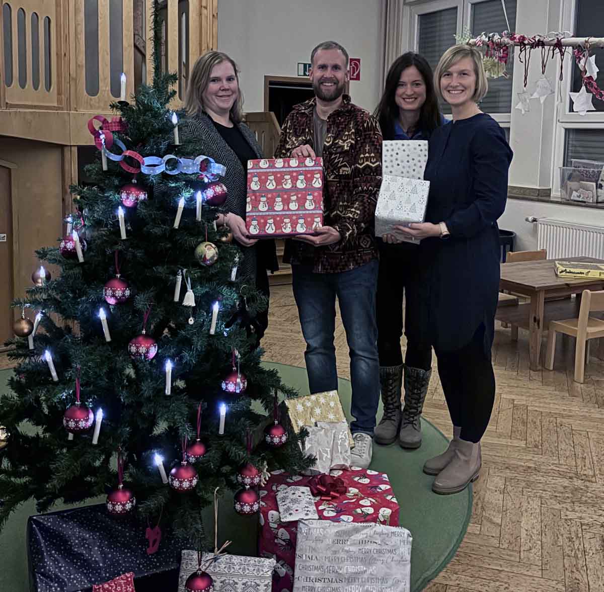 Anne Münchhalfen (links), Franziska Schultheis und Stephanie Schröpfer (rechts) überreichten die Geschenke an Kita-Leiter Tim Köhler. Foto: privat