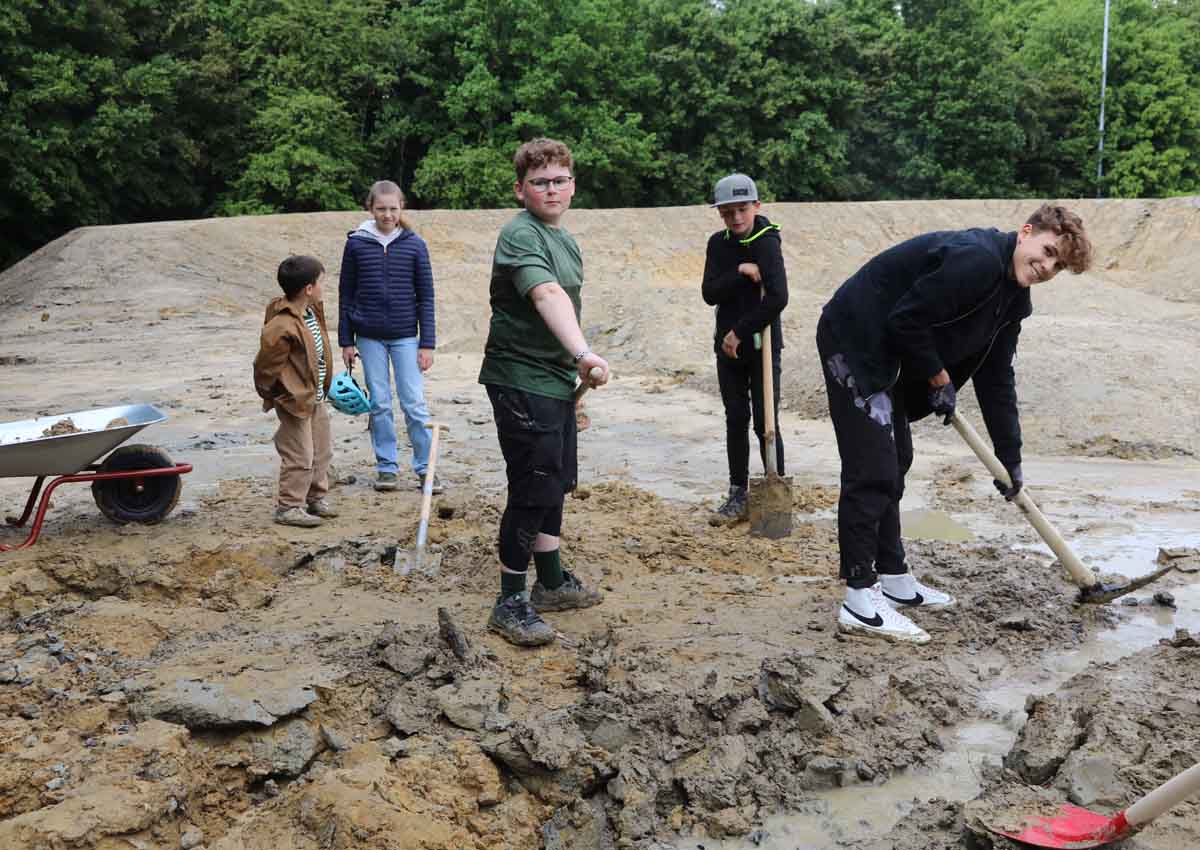 Nach dem ersten Spatenstich nahmen einige Kinder und Jugendliche gleich die Arbeit für ihren Bike-Park auf. Foto: Wagner