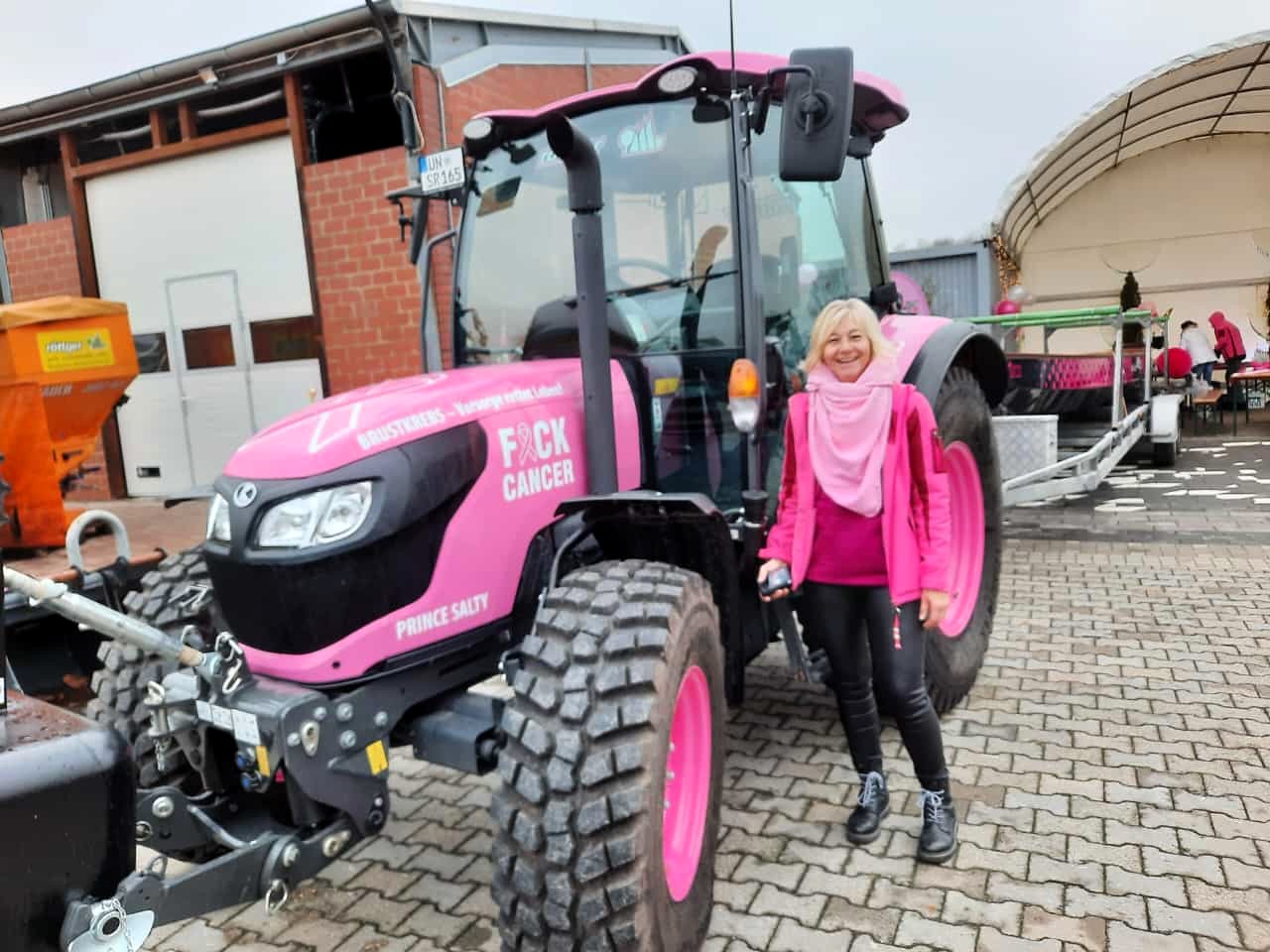 Simone Röttger von der Firma GaLaBau Röttger begrüßt die Gäste zur Trecker-Taufe. Foto: privat