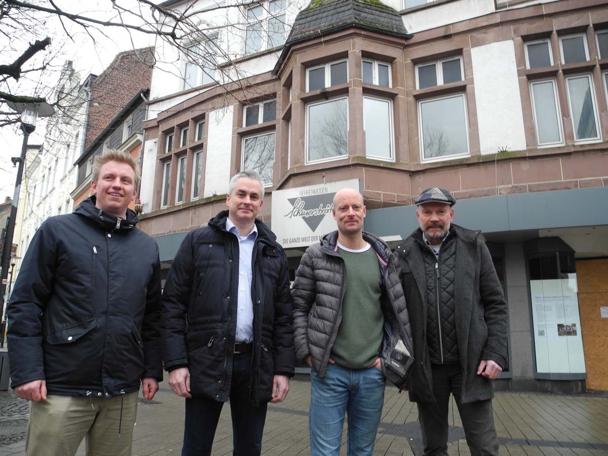 Stellten die Pläne für die Nachnutzung des früheren Modehauses Herren Kroes/Schmersträter vor: (von links) Lars Werkmeister (Werne Marketing), Dietmar Heinen und Andreas Thiveßen (Hausgesucht) sowie Buchhändler Hubertus Waterhues. Foto: Brüggemann