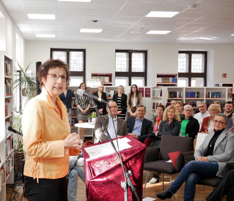 Gerlinde Schürkmann, Leiterin der Stadtbücherei Werne, begrüßte zahlreiche Ehrengäste zur Jubiläumsfeier der städtischen Bibliothek. Foto: Gaby Brüggemann