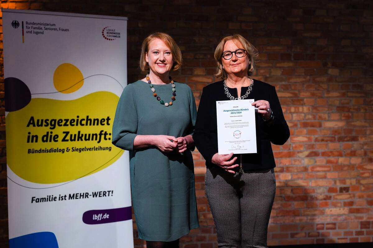 Aus der Hand von Bundesfamilienministerin Lisa Paus (links) nahm Bettina Stilter die Auszeichnung für das Familiennetz Werne entgegen. Foto: Lokale Bündnisse in Berlin