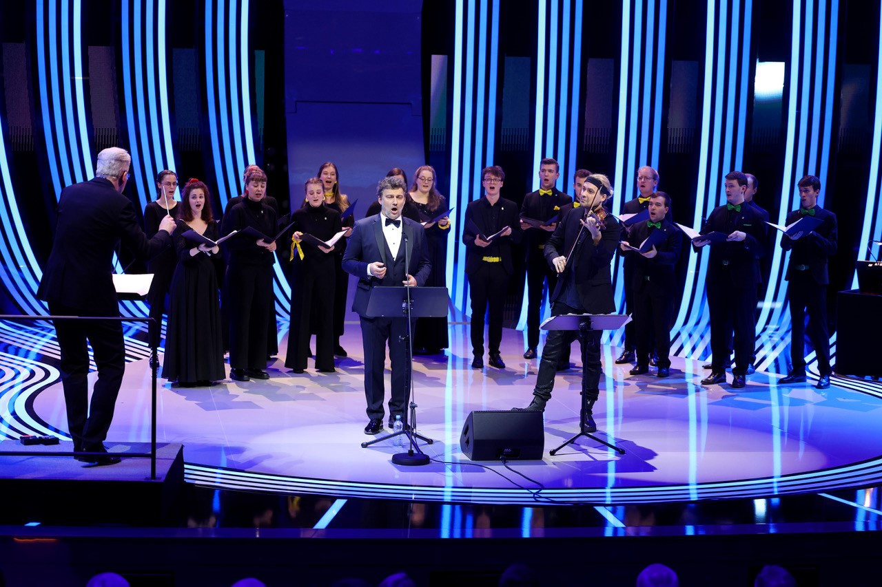 Ceremony - UEFA EURO 2024 Final Tournament Draw-37_YY Bei der weltweit ausgestrahlten Auslosung zur Fußball-EURO 2024 stand Ansgar Striepens als musikalischer Leiter mit Jonas Hofmann und David Garrett auf der Bühne der