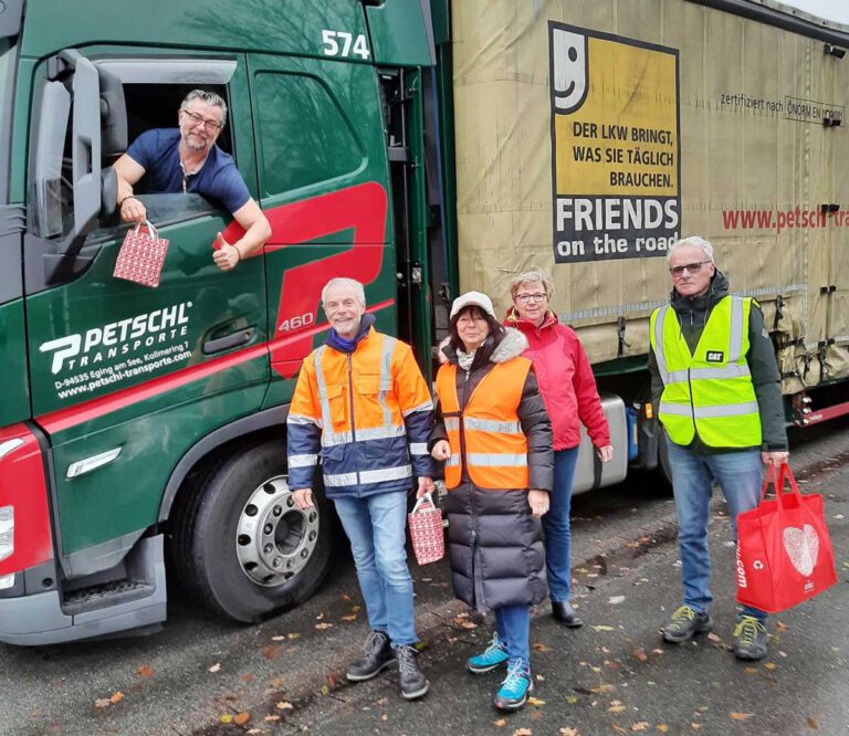 Die KAB-Aktion „Nikolaus im Fahrerhaus“ kam bei den Lkw-Fahrer/innen sehr gut an. Foto: privat