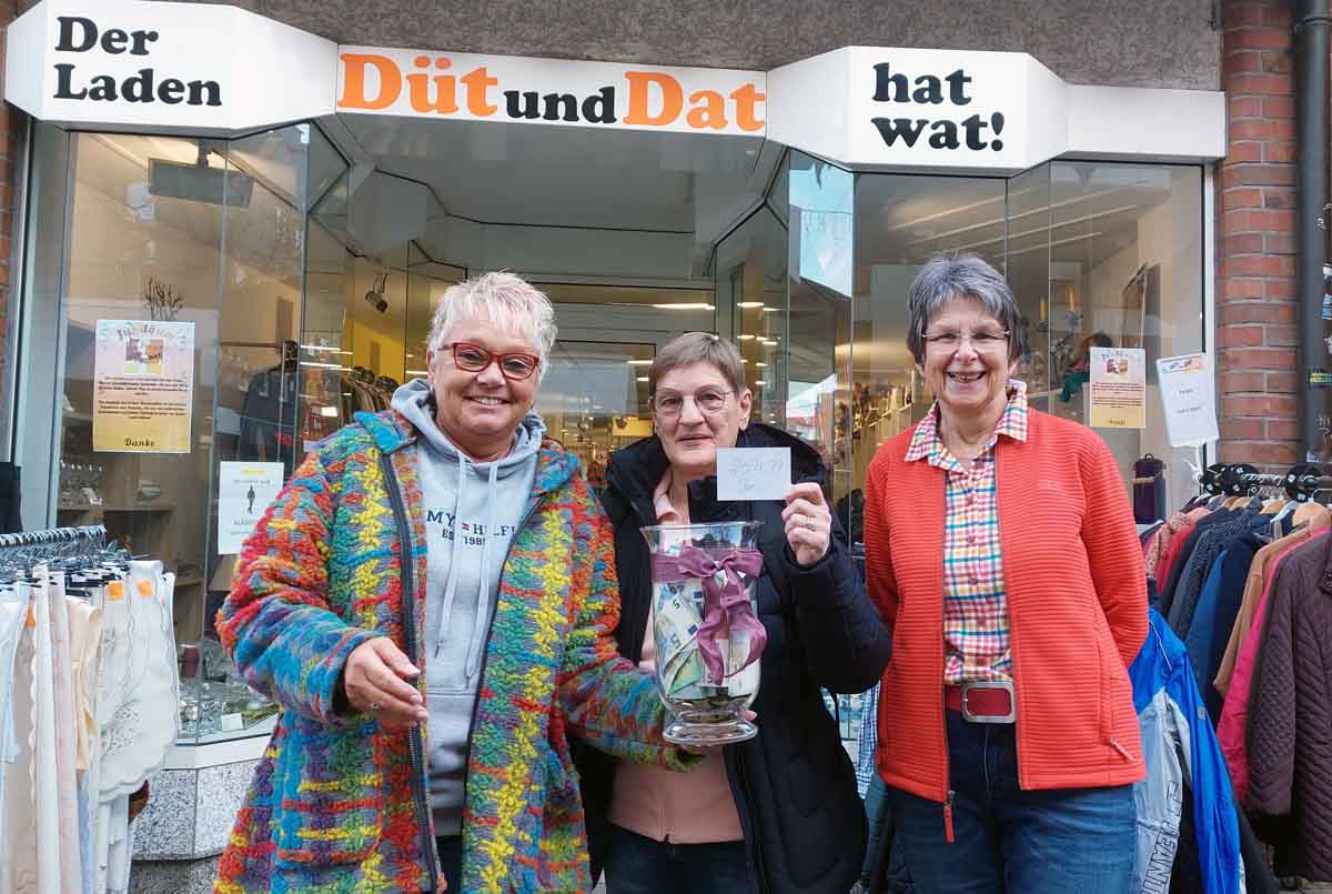 Marita Melcher (links) und Margret Hessmann (rechts) von Düt und Dat überreichten die letzte Spende 2023 an Sylvia Dotzauer vom Hospiz in Selm. Foto: Wagner