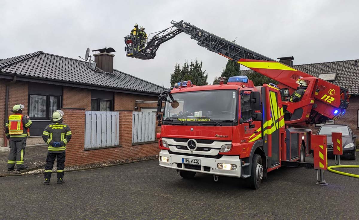 Der Löschzug 1 Stadtmitte der Freiwilligen Feuerwehr Werne wurde zu einem vermeintlichen Kaminbrand in die Geschwister-Scholl-Straße in Werne alarmiert. Foto: FFW