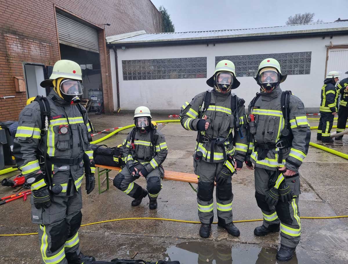 Atemschutzgeräteträger aus Werne unterstützten die Löscharbeiten in Selm. Foto: FFW