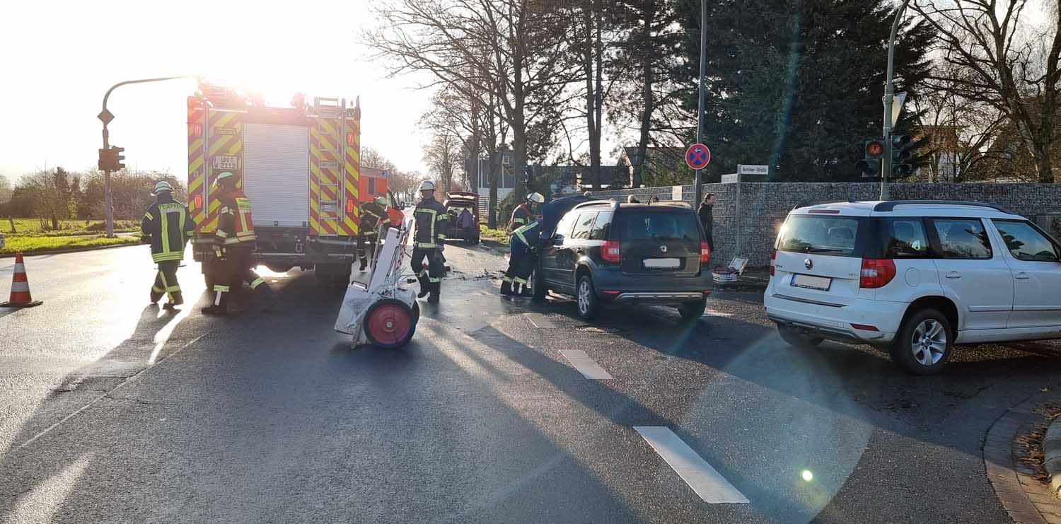 Die Mitglieder des Löschzuges 1 sperrten nach dem Autounfall für die Säuberungsarbeiten den Kreuzungsbereich. Fotos: FFW