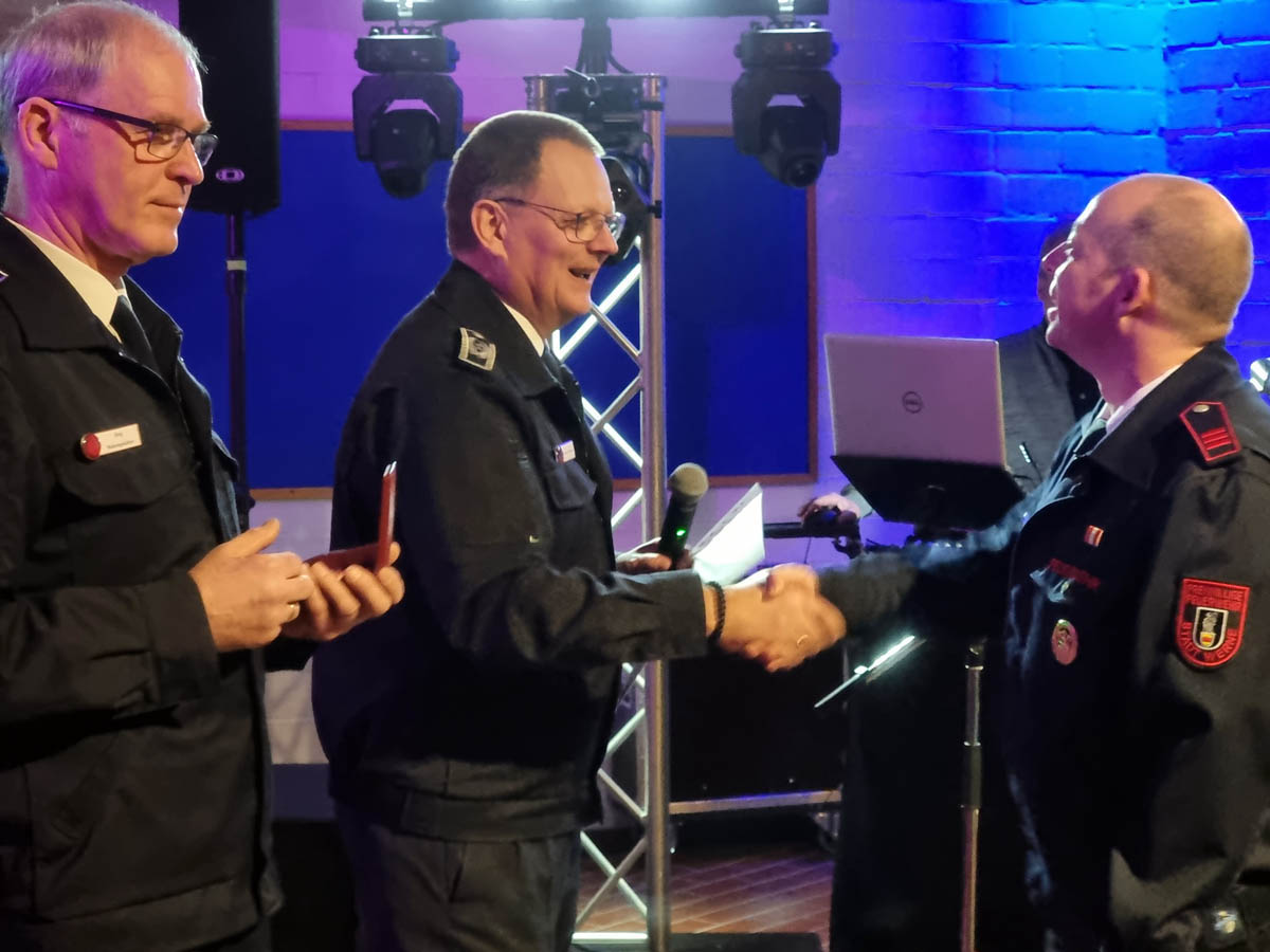 Das Feuerwehr-Ehrenzeichen in Gold für 35 Jahre pflichttreue Diensterfüllung verliehen Feuerwehr-Chef Thomas Temmann und sein Stellvertreter Jörg Mehringskötter (links) im Rahmen des Kameradschaftsabends an Thomas Rose (rechts) vom Löschzug 1. Foto: Feuerwehr Werne