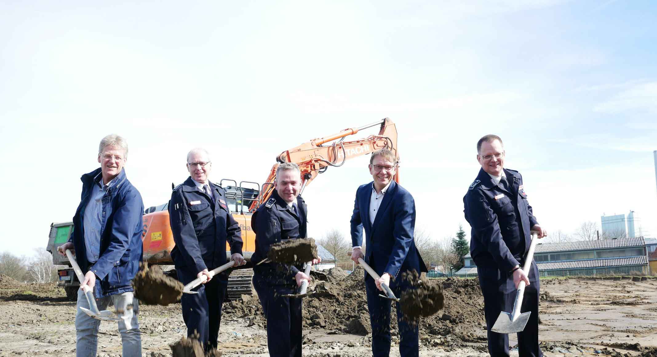 Ran an den Spaten. In Stockum haben Frank Adamietz, Jörg Mehringskötter Christian Rasche, Lothar Christ und Thomas Temmann (v.l.) symbolisch den Baubeginn besiegelt. Foto: Gaby Brüggemann