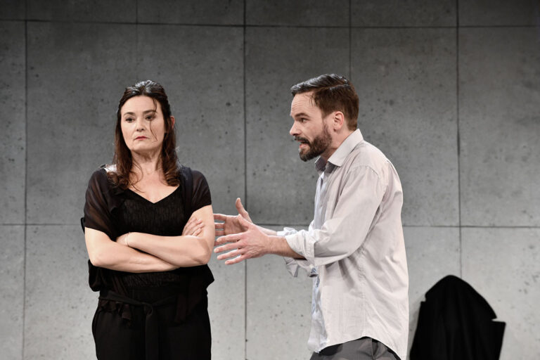 Jacqueline Macauley und Wanja Mues sind die Antagonisten im Zwei-Personen-Thriller "Heiligabend". Foto: Joachim Hiltmann