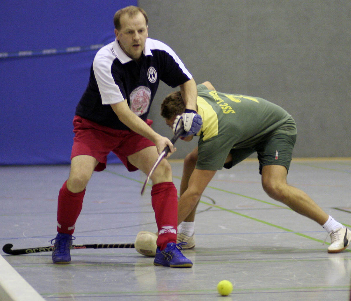 Bernd Heimann, inzwischen 55 Jahre alt, kann es immer noch: Der Routinier steuerte zwei Treffer zum Kantersieg der TV-Hockeyherren in Marl-Hüls bei. Archivfoto: Wagner
