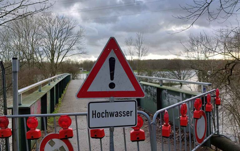 Die Hochwasser-Lage hat die Einsatzkräfte im Kreis Unna über Weihnachten stark gefordert. Foto: Wagner