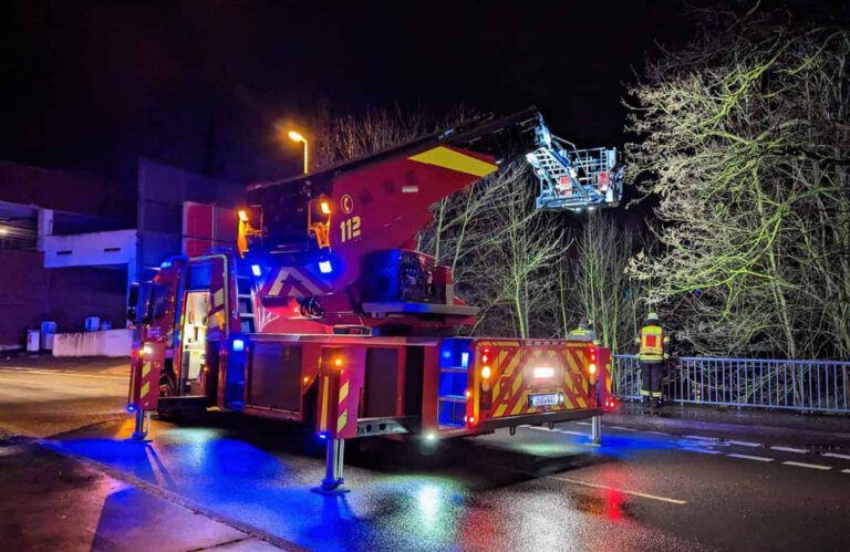 Die Bereiche der Brücken wurden durch Großfahrzeuge mit ihren fest verbauten Lichtmasten ausgeleuchtet sowie wurden diese markanten Punkte durch Einsatzkräfte besetzt um zusätzlich zu den mobilen Suchtrupps nach der vermissten Person Ausschau zu halten. Foto: Feuerwehr Werne