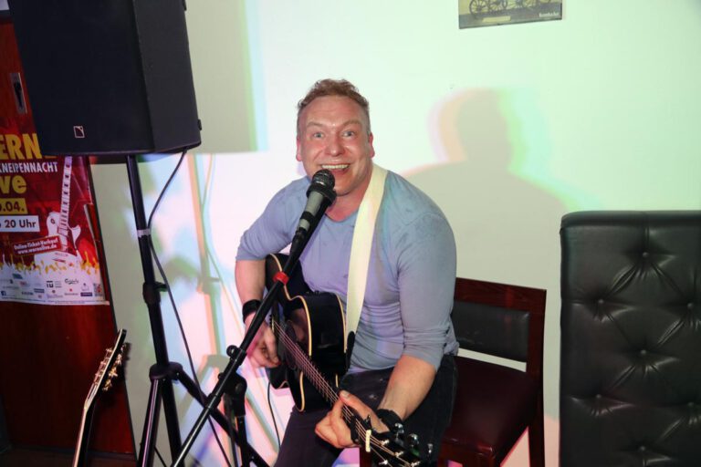Der ehemalige DSDS-Teilnehmer Helmut "Helle" Orosz heizte bei der Kneipennacht "Werne Live 2023" den Gästen im Konrad's ein. Foto: Wagner