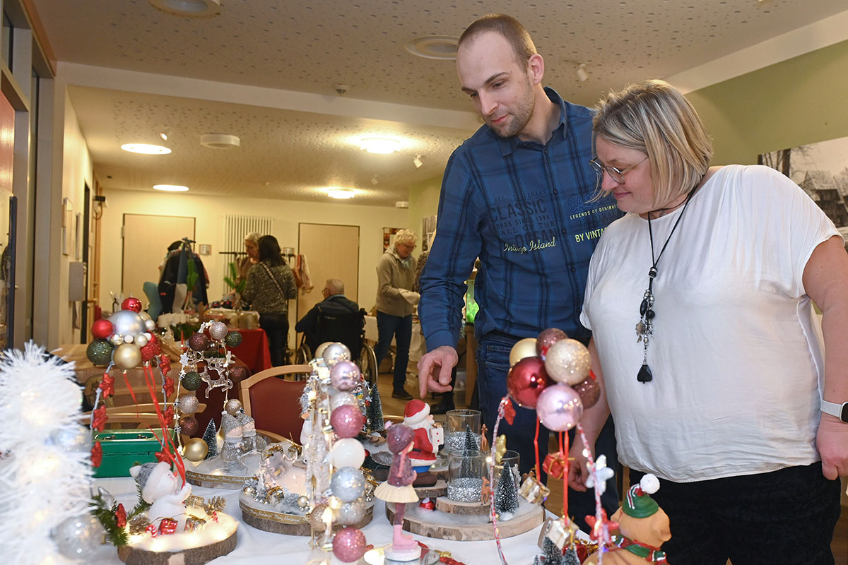 Eine große Auswahl weihnachtlicher Dekorationsideen - darunter viele handgefertigte Produkte - wurden beim Basar des Seniorenzentrums St. Katharina angeboten. Foto: MSW