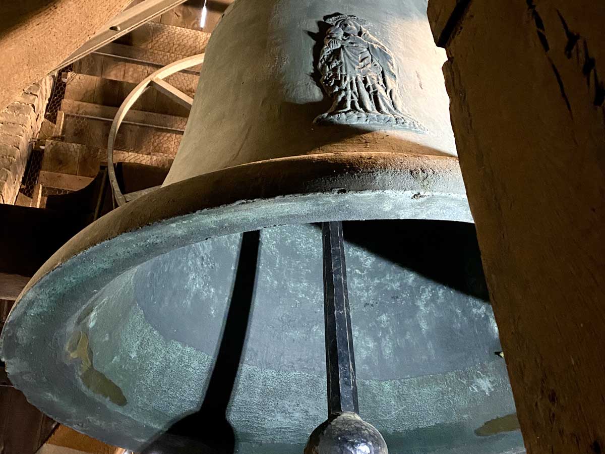 Ein Blick von unten auf die Katharinenglocke zeigt das Relief einer Muttergottes mit Christuskind. Ihre Darstellung entspricht dem Weichen Stil, der sich im Kircheninneren in der Strahlenkranz-Madonna wiederfindet. Foto: Schwarze