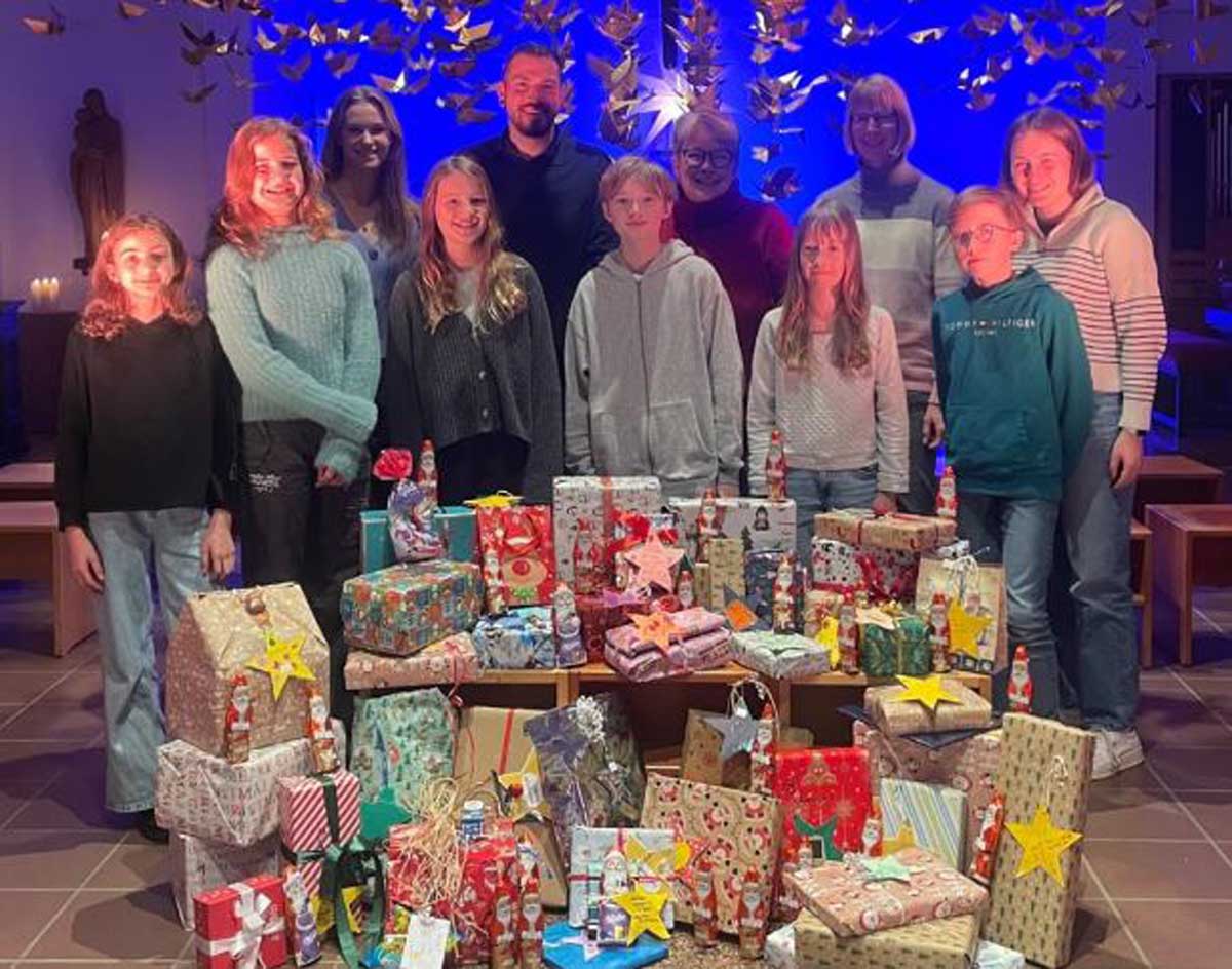 Am Dienstag, 19. Dezember, übergaben die Schülerinnen und Schüler die Geschenke der Heimleiterin Kristina Sollich (Mitte) und den Mitarbeitenden Daniel Schmidt (Mitte, links) und Anja Osterkemper (Mitte, rechts) in der Aula des Gymnasiums. Die jeweiligen Klassensprecher waren ebenfalls bei der Übergabe dabei. Foto: privat