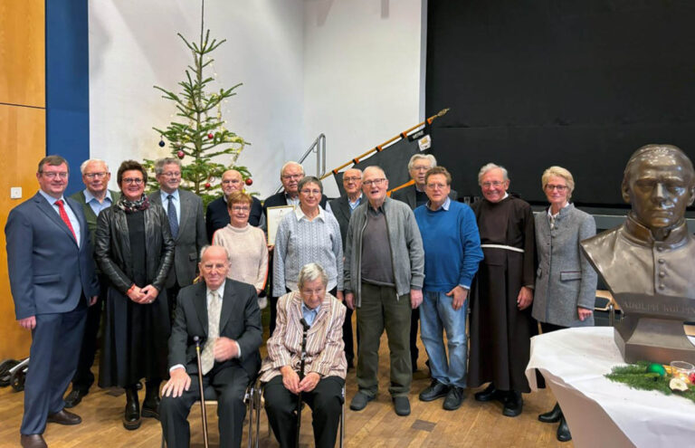 Vorsitzende Martin Döpker ehrte die treuen Mitglieder der Kolpingsfamilie Werne. Foto: Benno Jäger